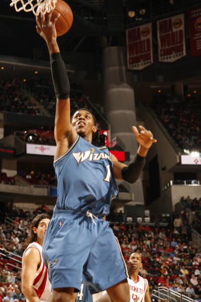 胡明轩全场5投0中无运动战进球，个人正负值-15全队最低（胡明轩5投0中，运动战挂零，正负值-15全队最差）