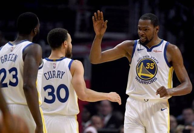 NBA球员合同更新及薪资排行榜（NBA球员最新合约动态与薪资排名）