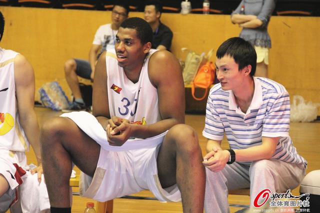 荷兰进攻体系流畅自然（荷兰进攻体系运转自如）