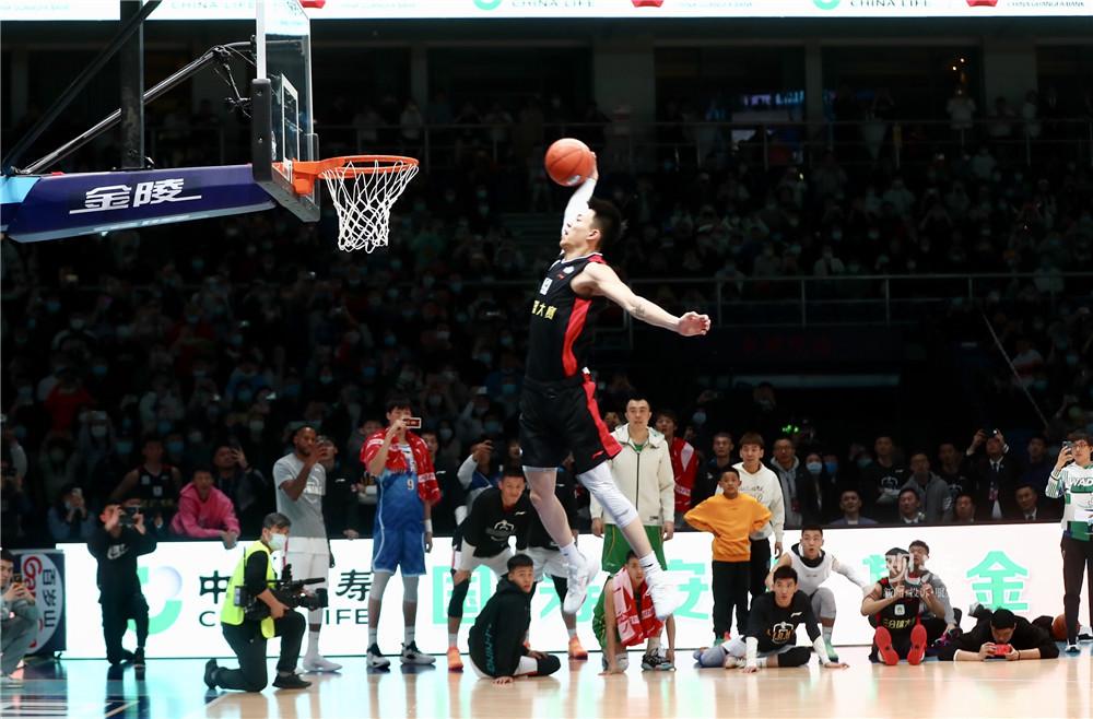 詹姆斯背后传球制造得分机会（詹姆斯背后妙传创造得分良机）