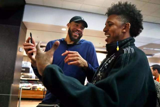 首圈，维斯塔潘起步良好抢到首位，皮亚斯特里挤进内线并过掉诺里斯上至第2，诺里斯第3。（首圈：维斯塔潘强势领跑，皮亚斯特里内线超车升至第二，诺里斯第三）